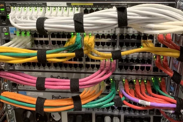 Patchkast met gekleurde netwerkkabels